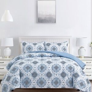 3 Piece Reversible Queen/Full Comforter Set Blue and White Print